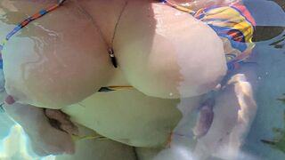 Pervert dude caught his stepsister wanking in the hot tub