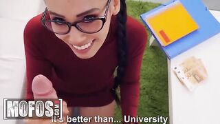 Andreina DeLuxe agreed to pose for money while studying with Jordi