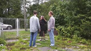 A man had a hard sex in the village with a stunning woman who loves to lick