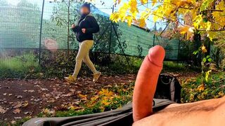A risky sex game in the park with a stranger and his cock