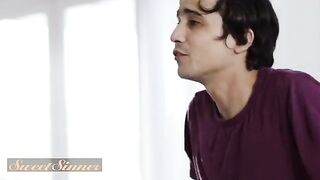 Anna Claire Clouds receives a warm welcome at her boyfriend's house with a sweet treat