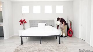 A mature woman seduced the moving man with her big boobs
