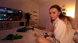 Instead of playing, the girl got a great fuck and a squirt