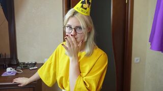A stepbrother pushed his cock in her mouth and she came with glasses