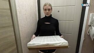 A hot delivery girl got screwed after eating a pizza