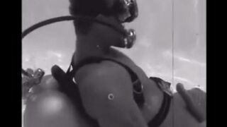 Diver gave a blowjob to the aqualangist when he was not around