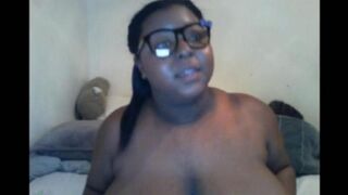 A black woman closed the camera with her big natural tits