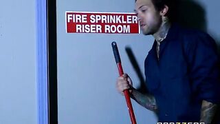 A beautiful girl called a cleaner to her room for some steamy action