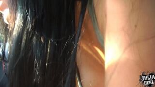 A beautiful girl does a blowjob right in the car, it’s very interesting