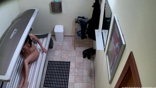 A camera in the solarium of a Czech spa recorded a naked client
