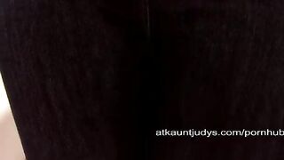 Old pussy masturbated on the couch in a solo session