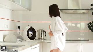 Young natural-tit brunette has sex early in the morning