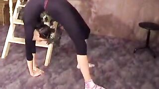 A muscular guy fucked a flexible gymnast with amazing stretches