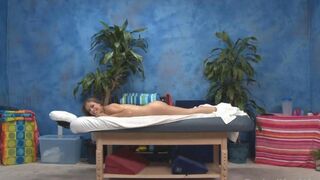 A sexy girl came to have a nice erotic massage