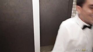 A big round ass serves the waiter in the toilet at a party