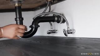 Plumber came to fix the pipes and fucked with a cock