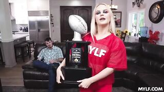 Too Slim Thick To Quit - zrelaya fucks on the couch