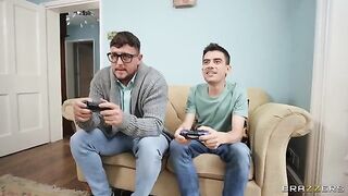 The girl came at the wrong moment to her husband’s friend