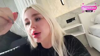 Juicy girl seduces the guy with her ass and boobs