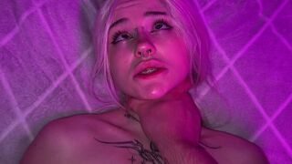 A guy barely managed to push his cock into the girl’s throat