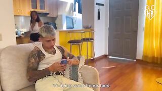 A mature woman has no shame in front of her stepson, showing her passionate side