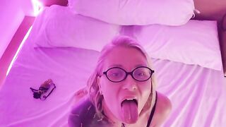 A hot girl got a cumshot on her face in 60fps